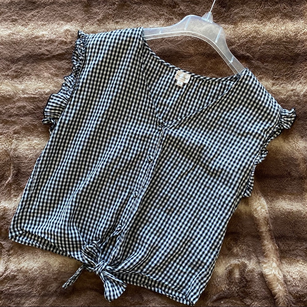 Gingham tie-bottom shirt